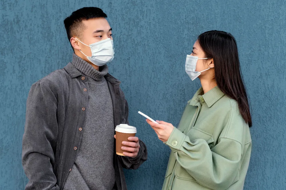 رجل وامرأة يرتديان الكمامات