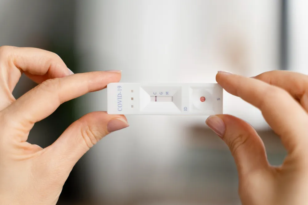 امرأة تحمل فحص حمل سلبي