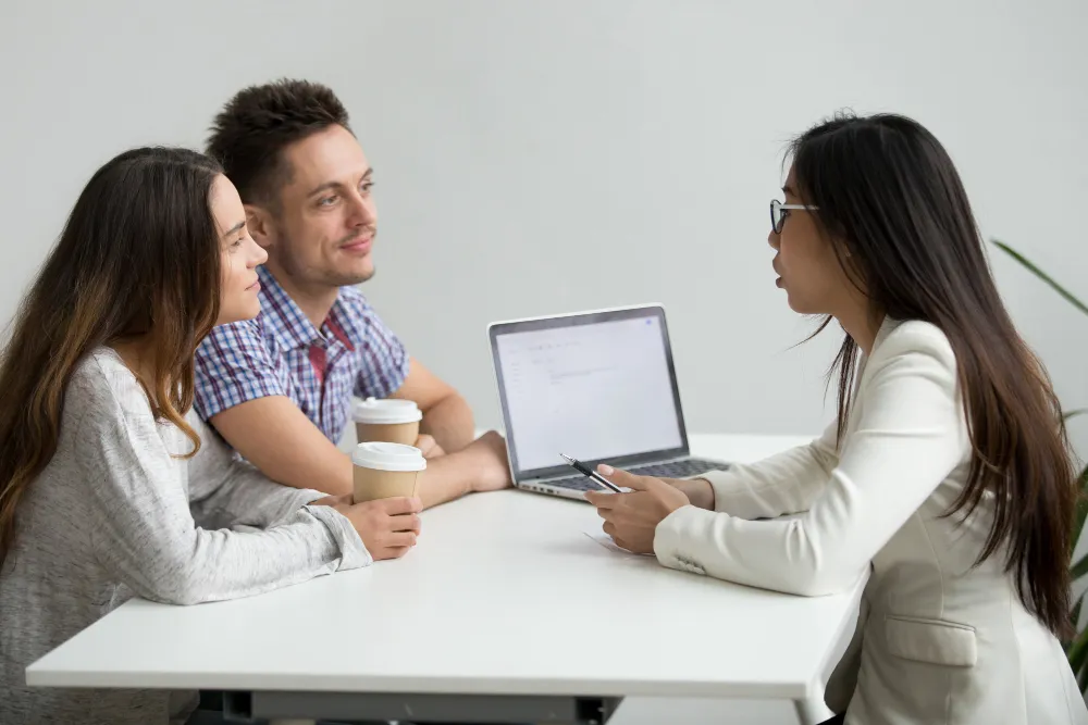 طبيبة تتحدث مع زوجين