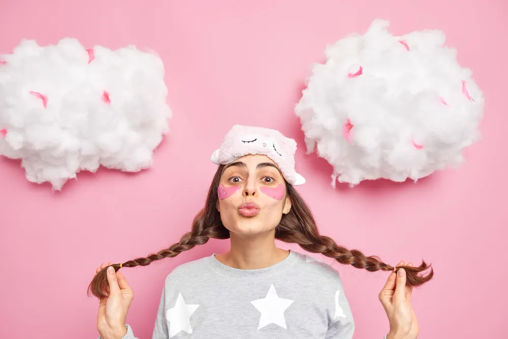 امرأة شابة بجديلتين 