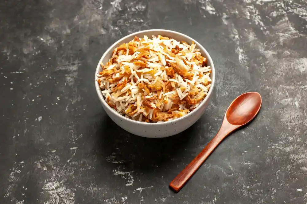 أرز بالمكسرات والزبيب