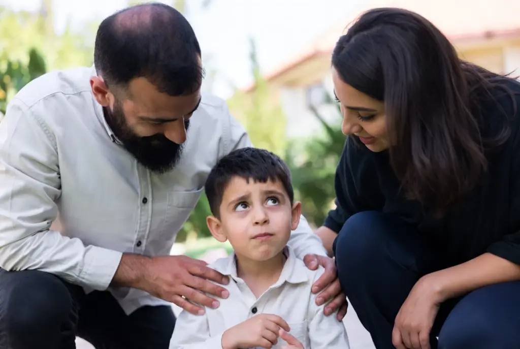 والدان يطمئنان طفلهما