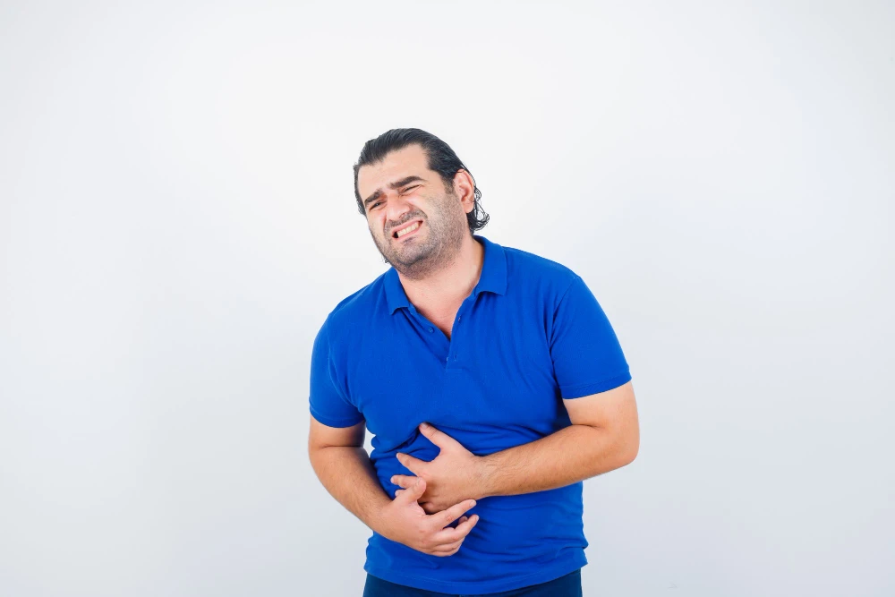 رجل يعاني من ألم البطن