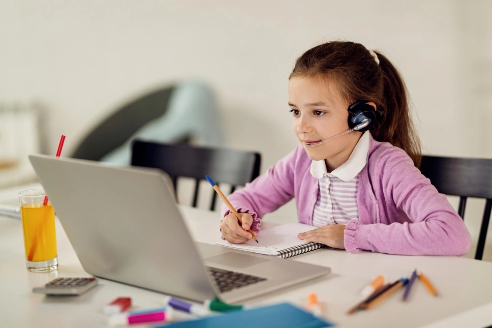 طفلة تستخد اللابتوب