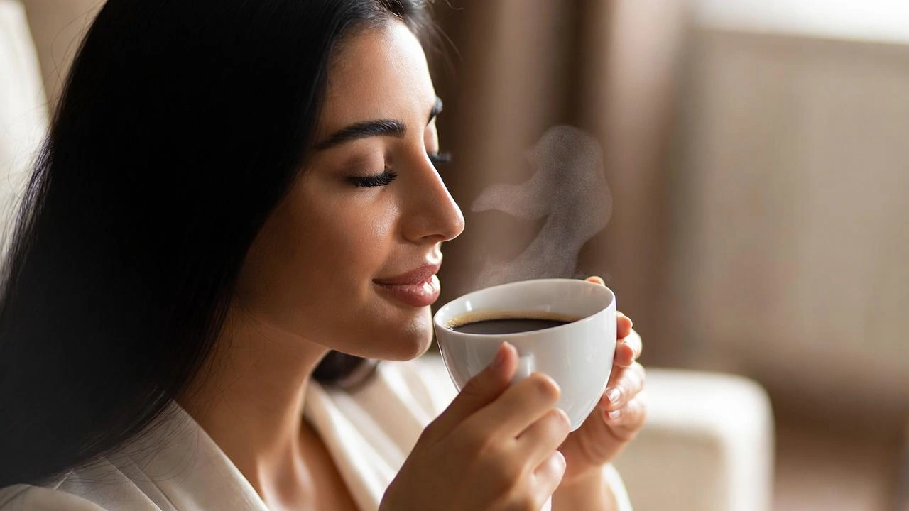 امرأة تتناول القهوة بدون سكر