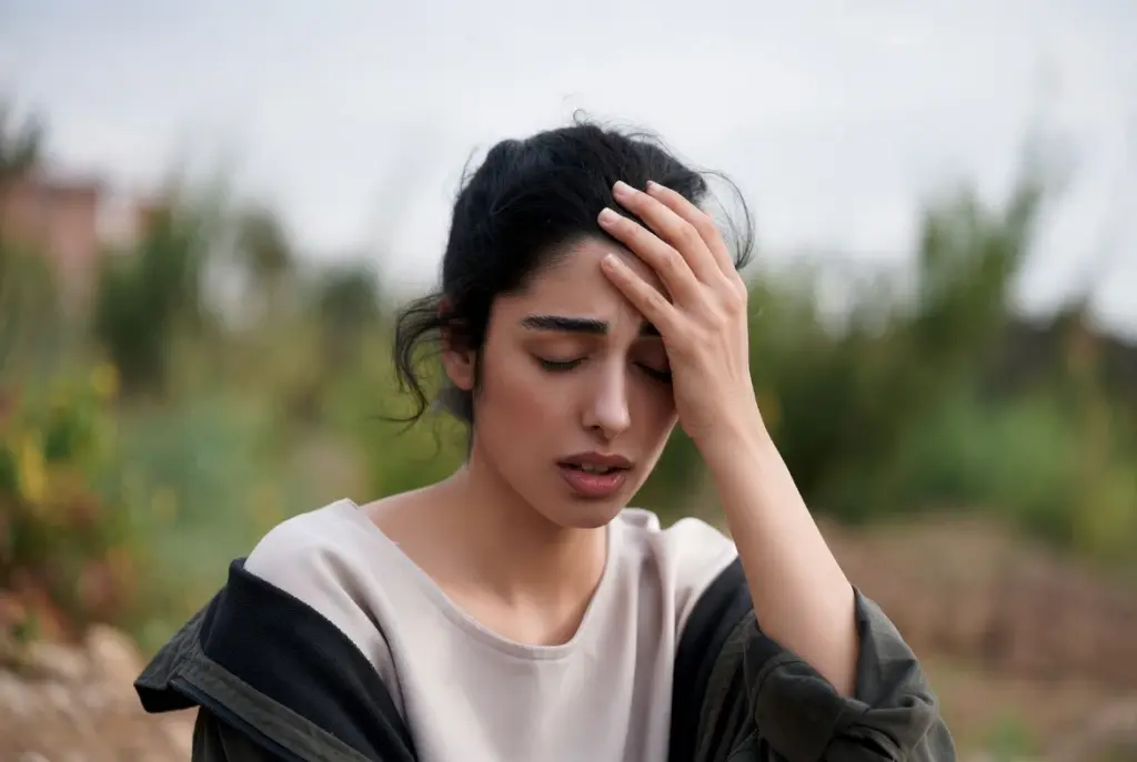 امرأة تشعر بالدوخة