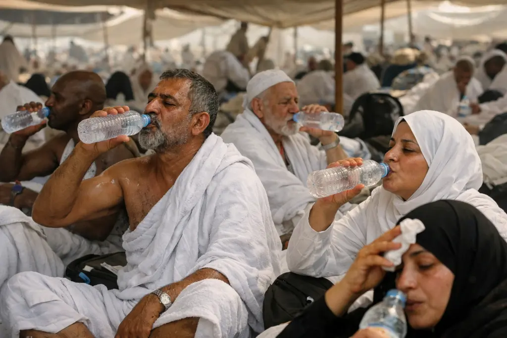 مجموعة من الحجاج يشربون الماء