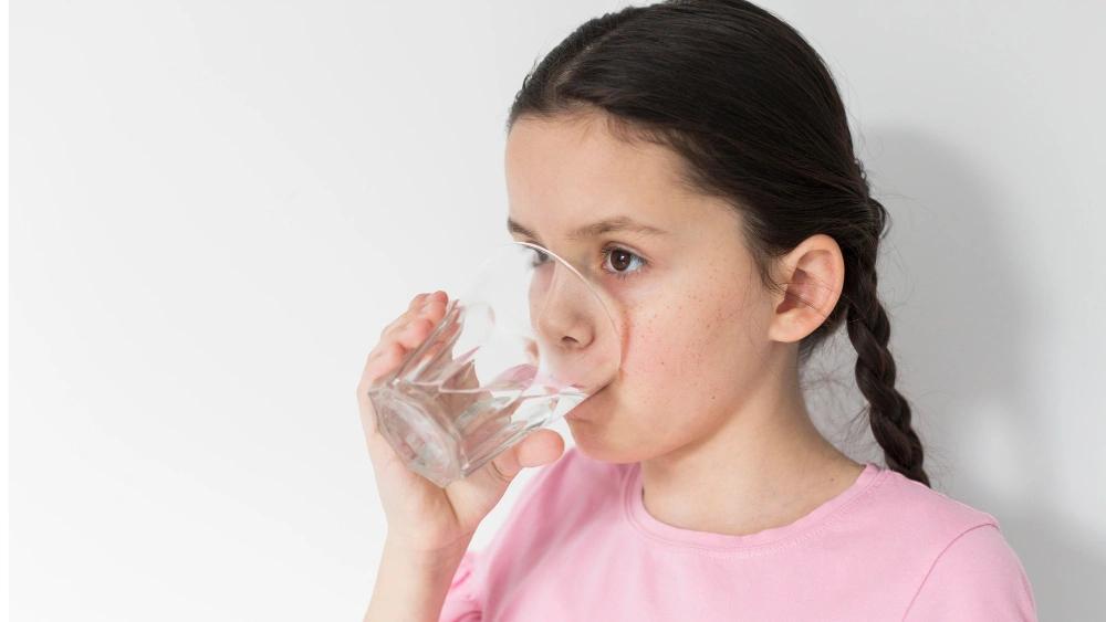 طفلة تشرب الماء